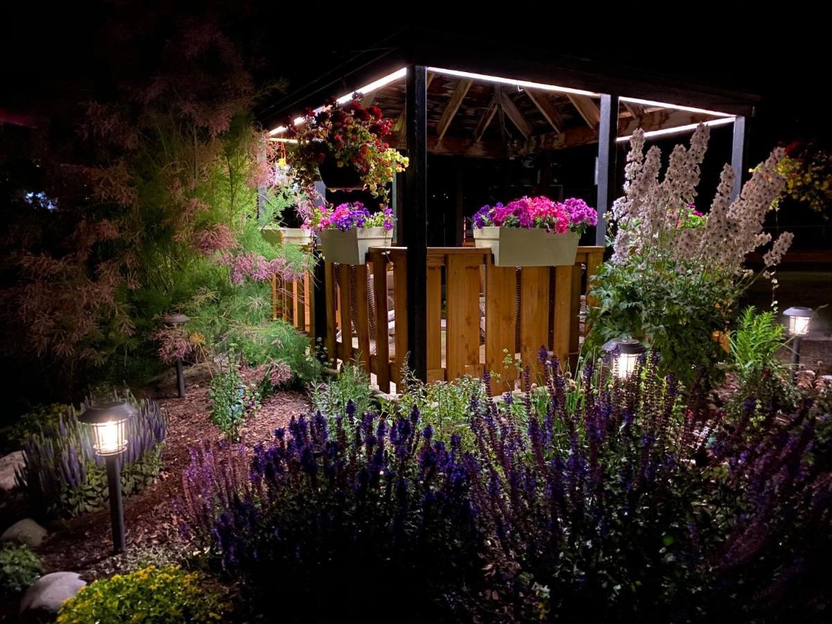 Piccadilly Motel Radium Hot Springs Ngoại thất bức ảnh